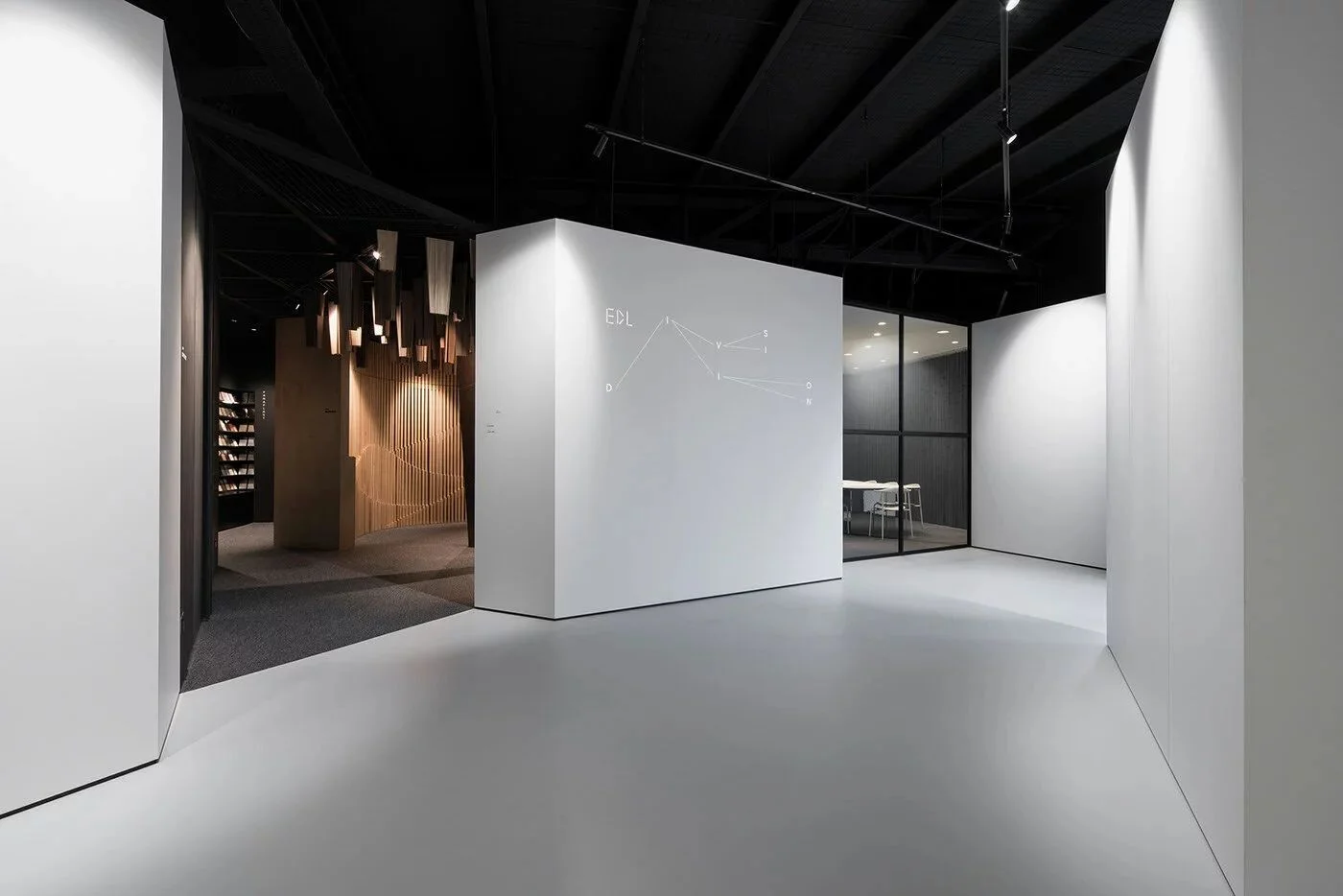 Плинтус алюминиевый теневой Laconistiq Regular Черный 31-11-300 3000×45×15 фото в интерьере