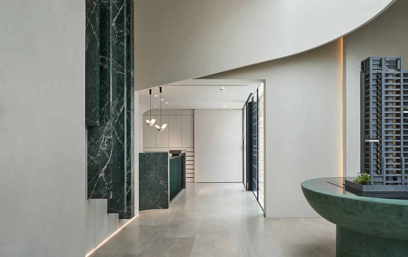 Плинтус алюминиевый теневой с подсветкой Laconistiq Light Черный 33-11-300 3000×41,3×15 фото в интерьере