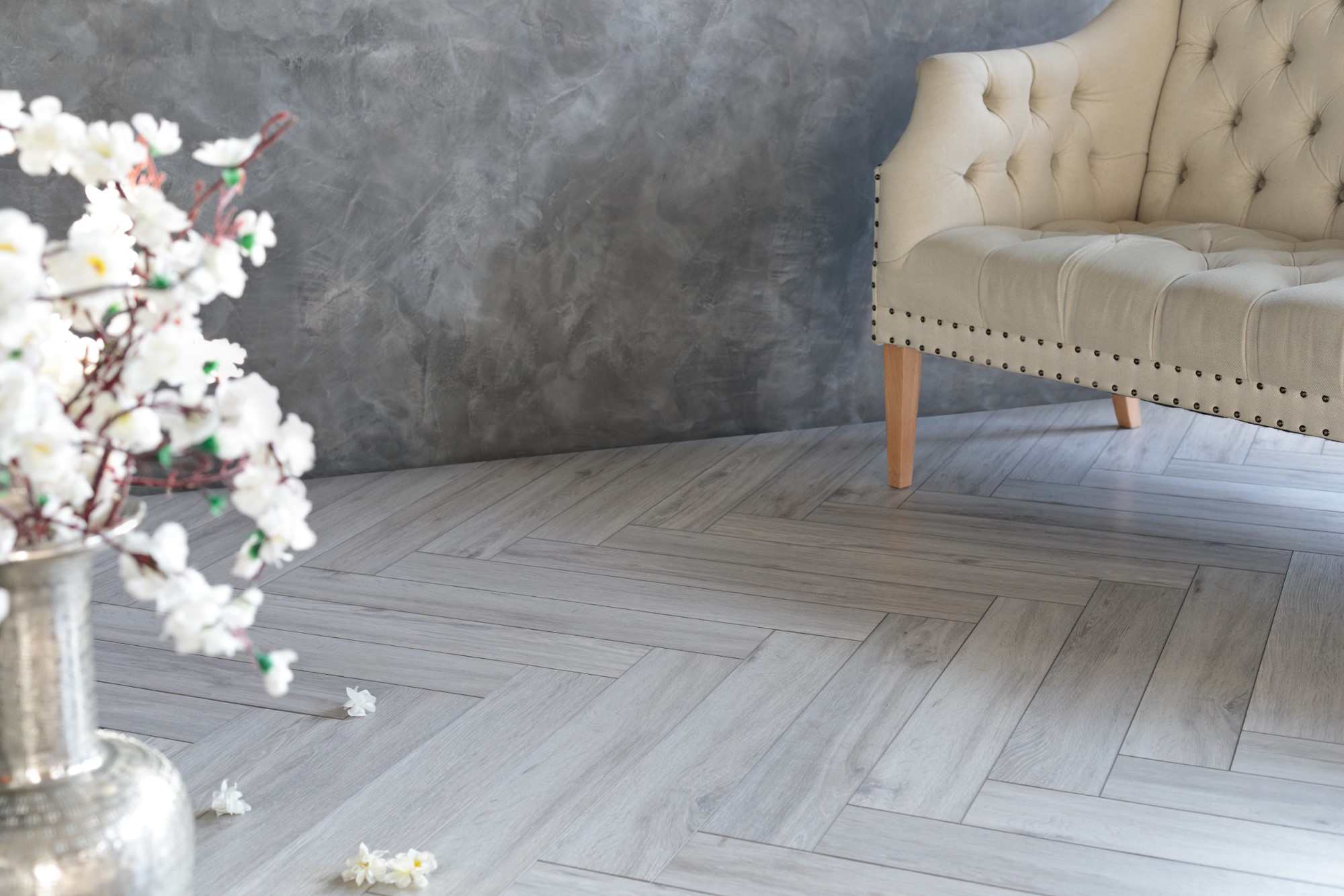 Кварцвиниловый SPC ламинат Aquafloor Parquet Plus AF6011PQ венгерская елка 720×120×7 фото в интерьере