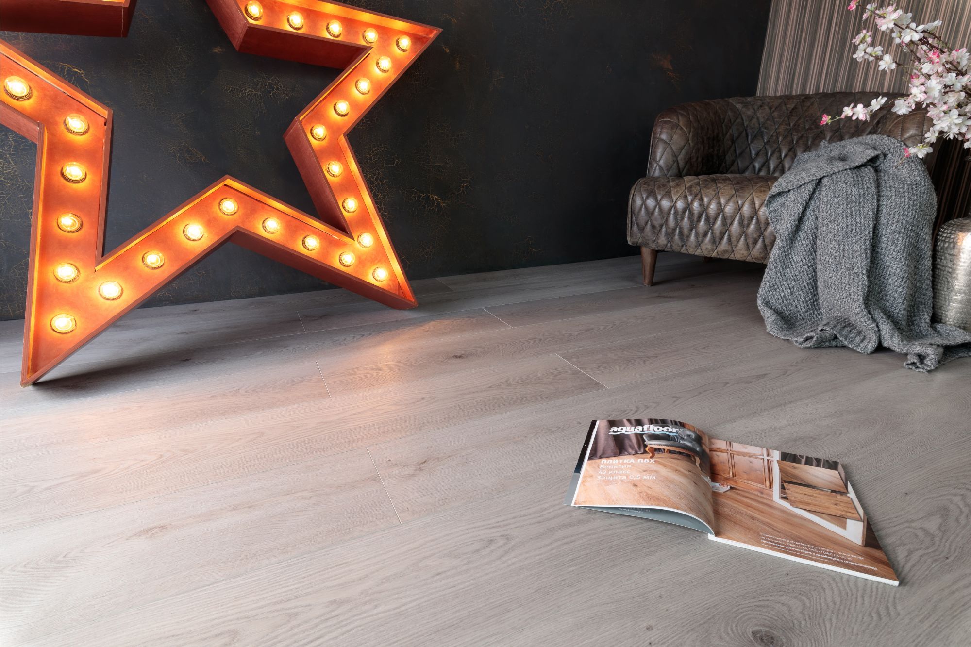 Кварцвиниловый SPC ламинат Aquafloor RealWood XXL AF8022XXL 1800×228×8 фото в интерьере