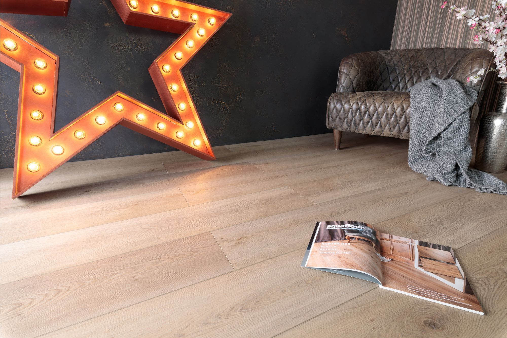 Кварцвиниловый SPC ламинат Aquafloor RealWood XXL AF8023XXL 1800×228×8 фото в интерьере