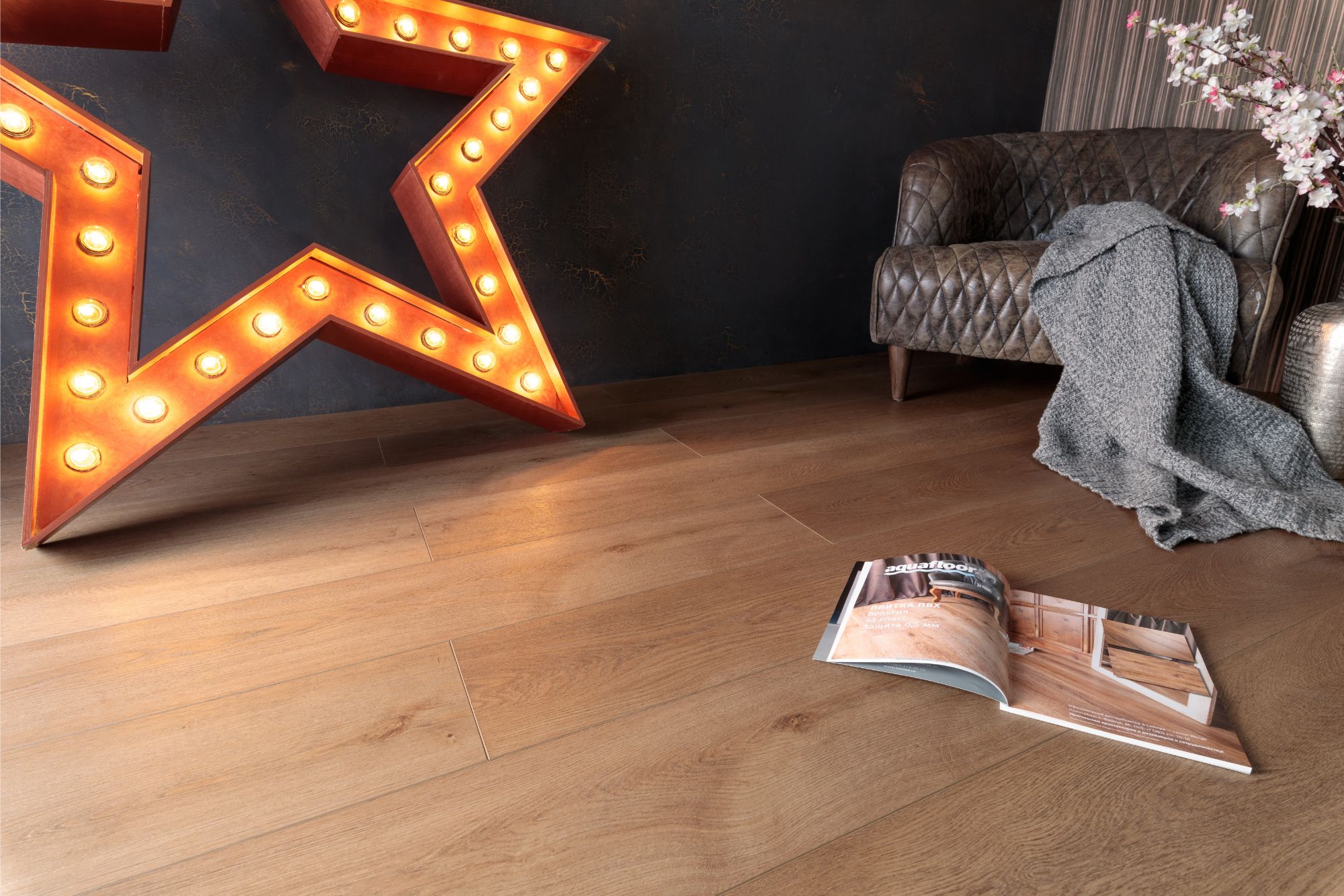 Кварцвиниловый SPC ламинат Aquafloor RealWood XXL AF8024XXL 1800×228×8 фото в интерьере