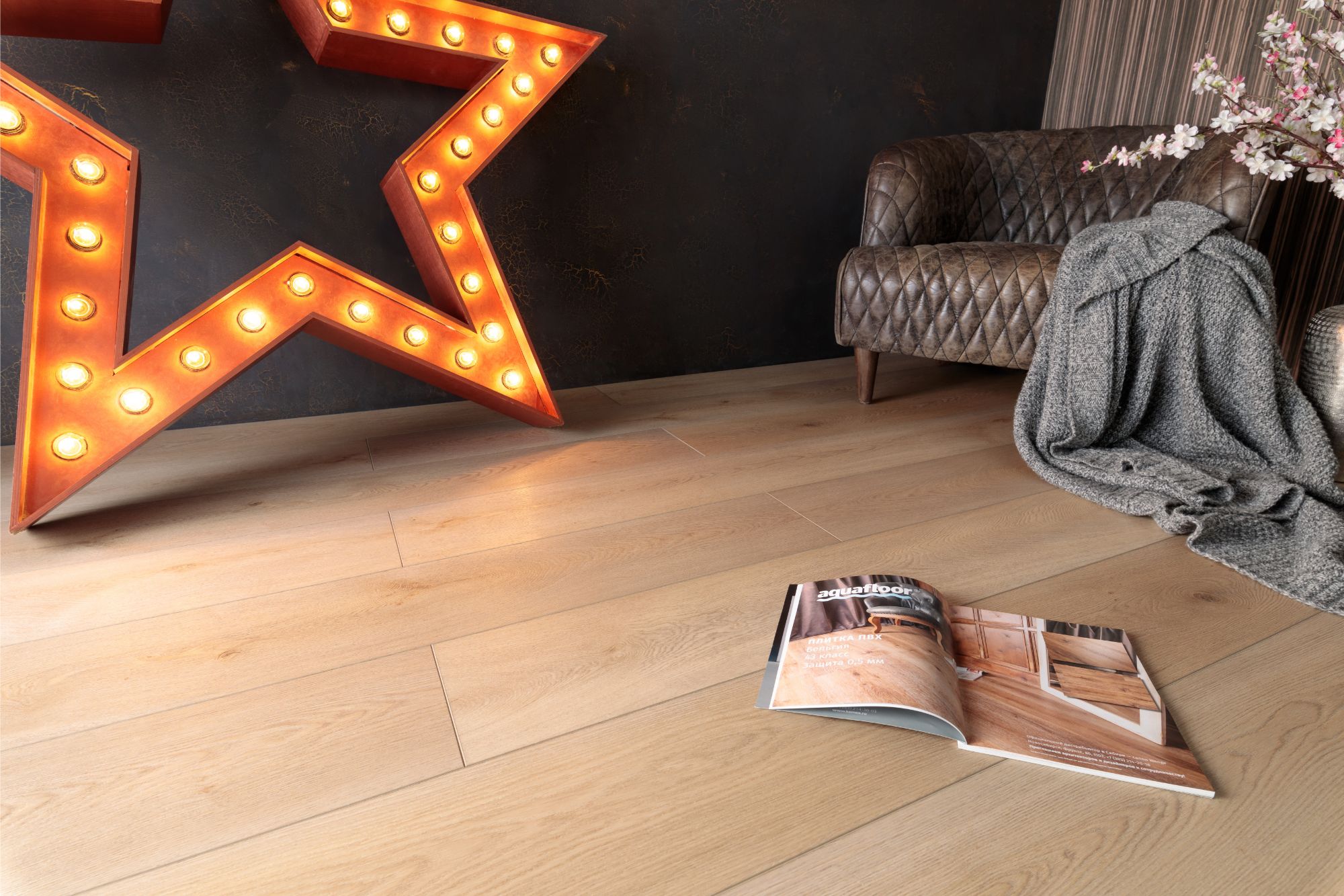 Кварцвиниловый SPC ламинат Aquafloor RealWood XXL AF8025XXL 1800×228×8 фото в интерьере