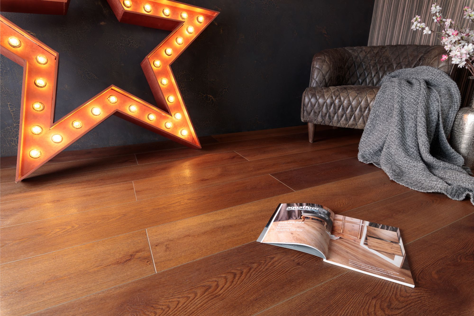 Кварцвиниловый SPC ламинат Aquafloor RealWood XXL AF8026XXL 1800×228×8 фото в интерьере