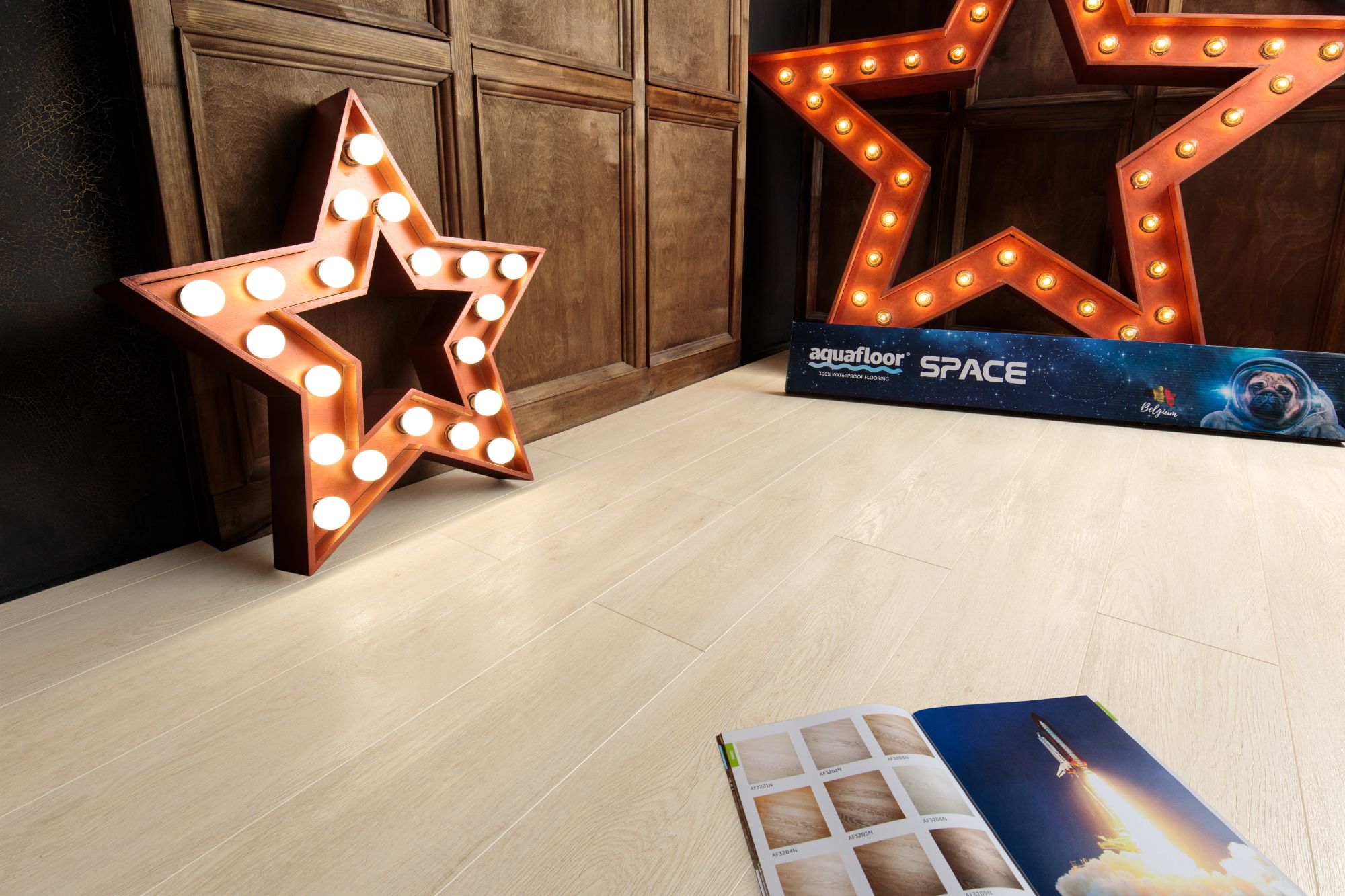 Кварцвиниловый SPC ламинат Aquafloor Space AF4001SPC 1220×180×4 фото в интерьере