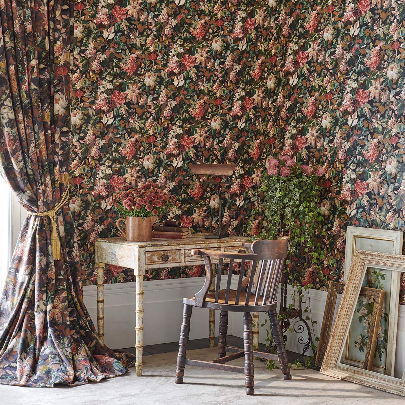 Обои Clarke & Clarke Marianne Lilum Russet/Noir W0158/05 10,05×0,52 фото в интерьере Обои Clarke & Clarke Marianne Lilum Russet/Noir W0158/05 10,05×0,52 фото в интерьере