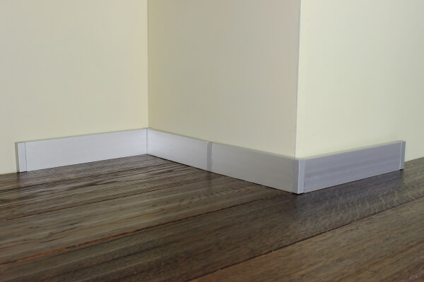 Плинтус алюминиевый Modern Decor C-40 серебро матовое 2950×40×10 фото в интерьере Плинтус алюминиевый Modern Decor C-40 серебро матовое 2950×40×10 фото в интерьере