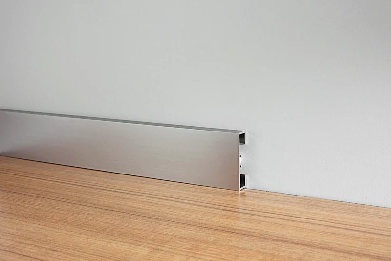 Плинтус алюминиевый Modern Decor C-60 серебро матовое 2950×60×10 фото в интерьере