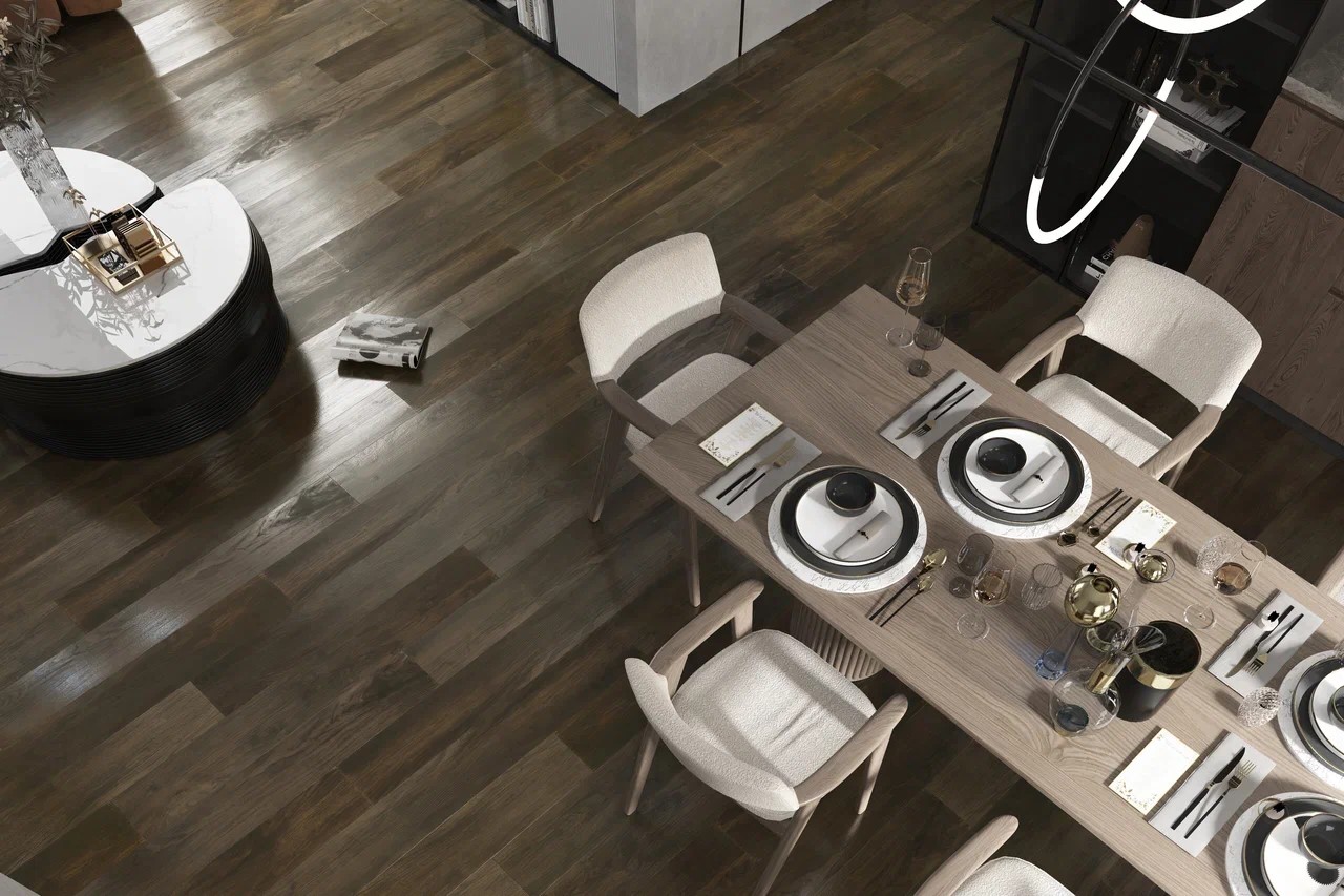 Кварцвиниловый SPC ламинат Fargo Classic Орех Маньчжурский 2022−2 1220×150×3,5 фото в интерьере