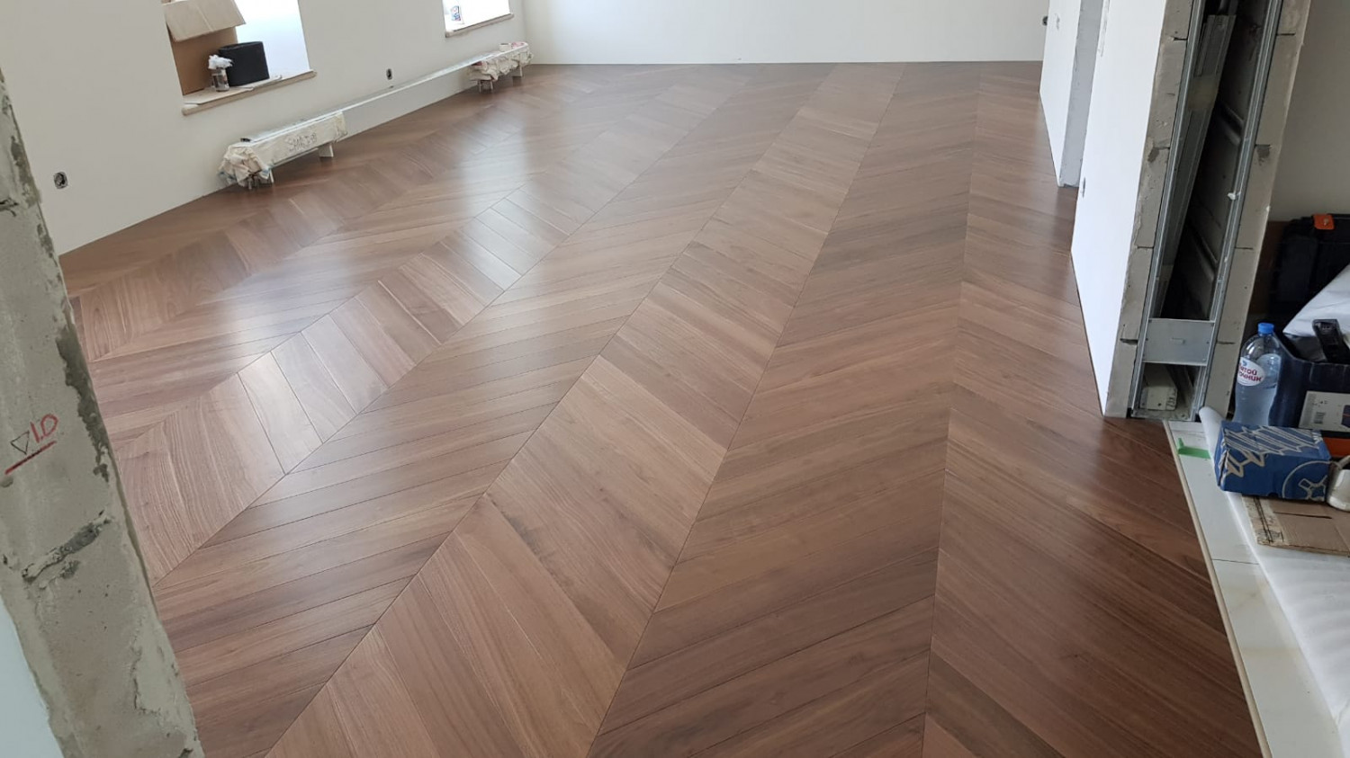 Инженерная доска HM Flooring Орех американский селект французская елка 575×125×14 фото в интерьере