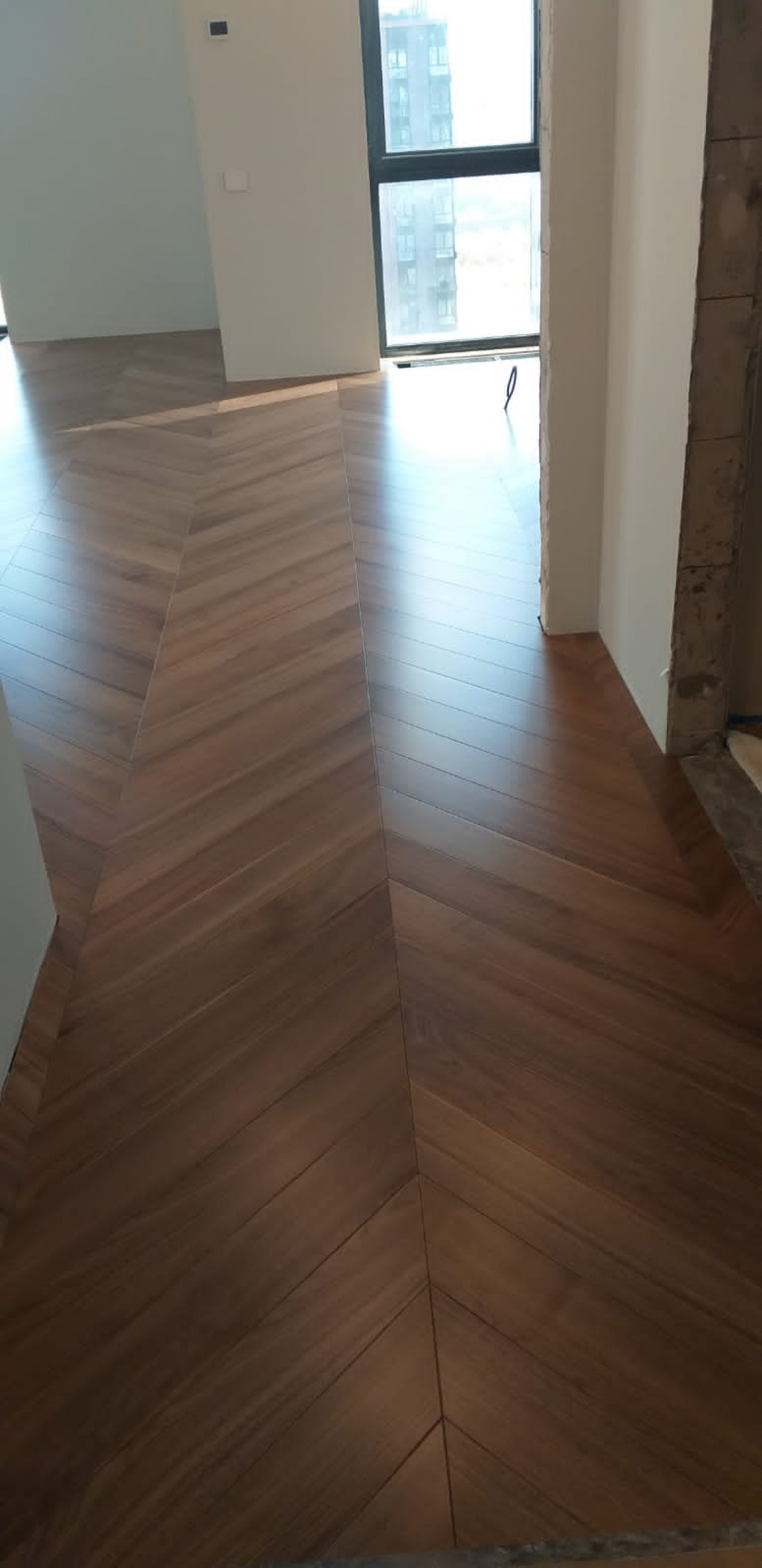 Инженерная доска HM Flooring Орех американский селект французская елка 575×125×14 фото в интерьере