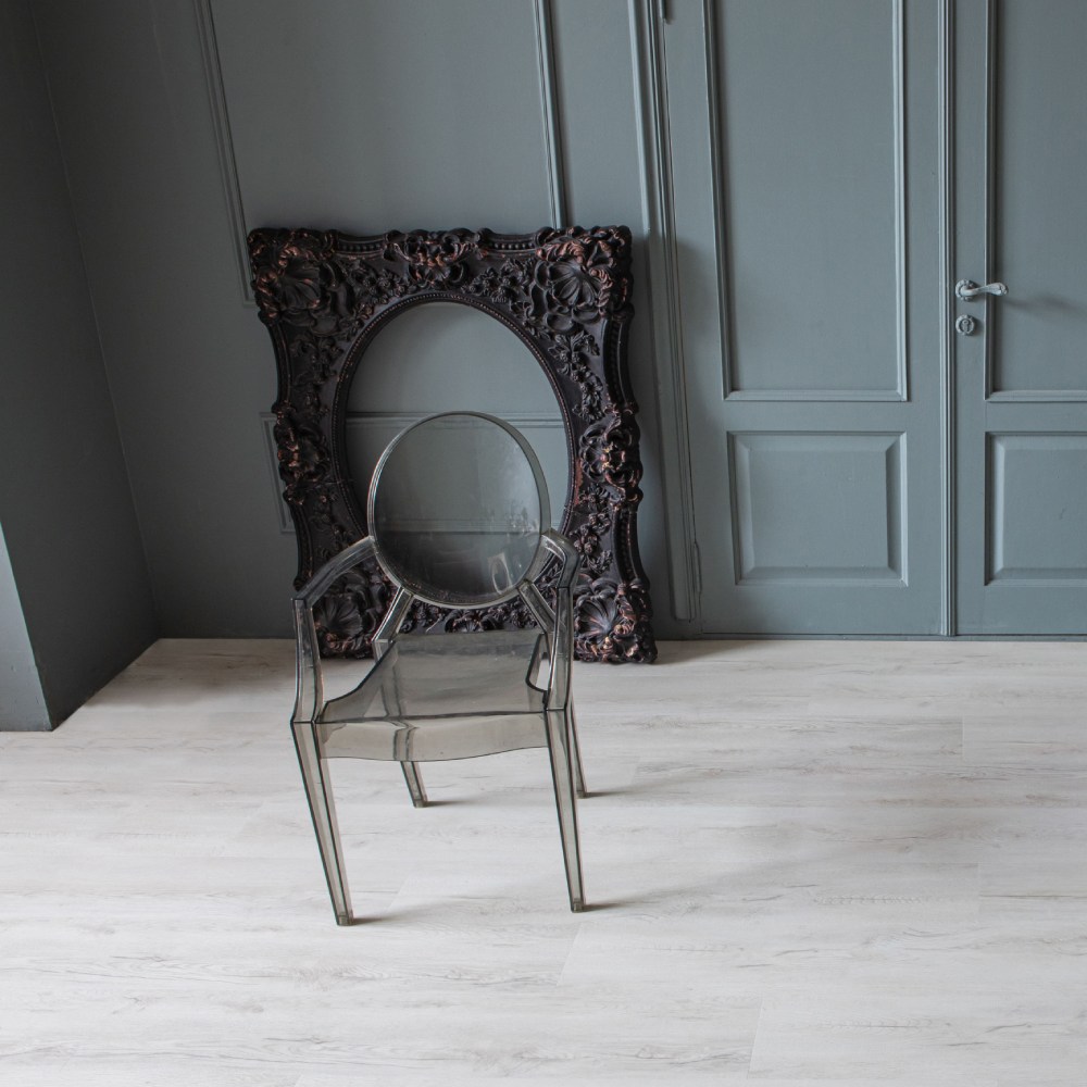 Кварцвиниловый SPC ламинат Vinilam Cork Premium Дуб Аликанте 33202 1220×225×8 фото в интерьере