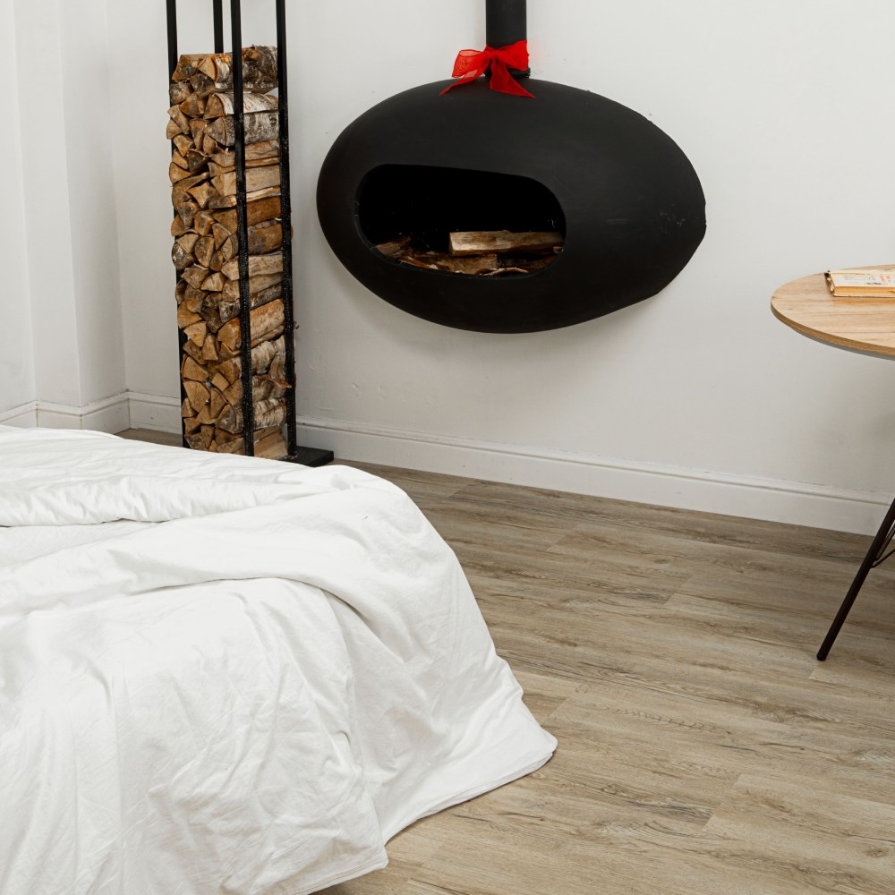 Кварцвиниловый SPC ламинат Vinilam Cork Premium Дуб Валенсия 33488 1220×225×8 фото в интерьере