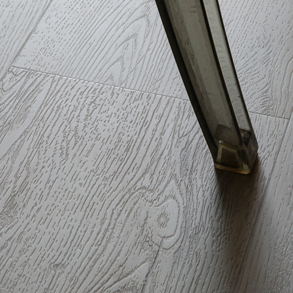 Кварцвиниловая плитка Vinilam клеевая Glue Luxury Дуб Аликанте 33202 1227×232×2,5 фото в интерьере