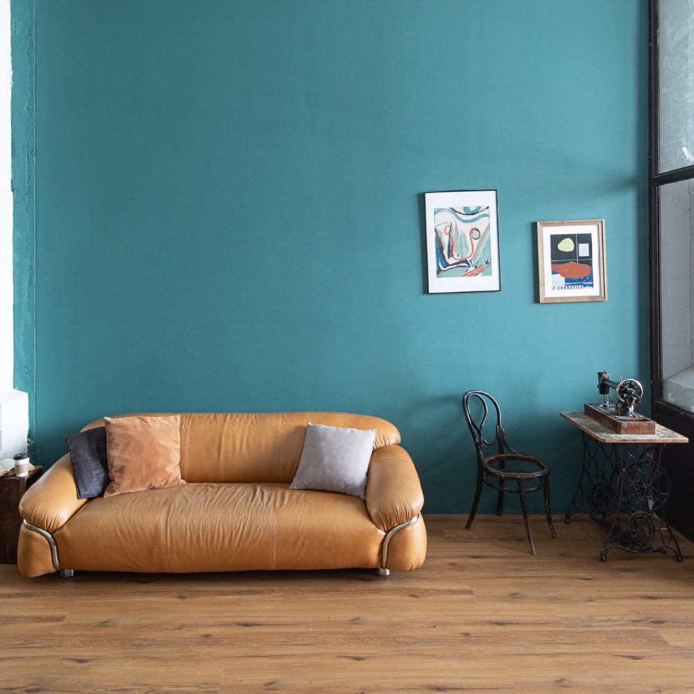 Кварцвиниловый SPC ламинат Vinilam Cork Premium Дуб Кадис 33037 1220×225×8 фото в интерьере