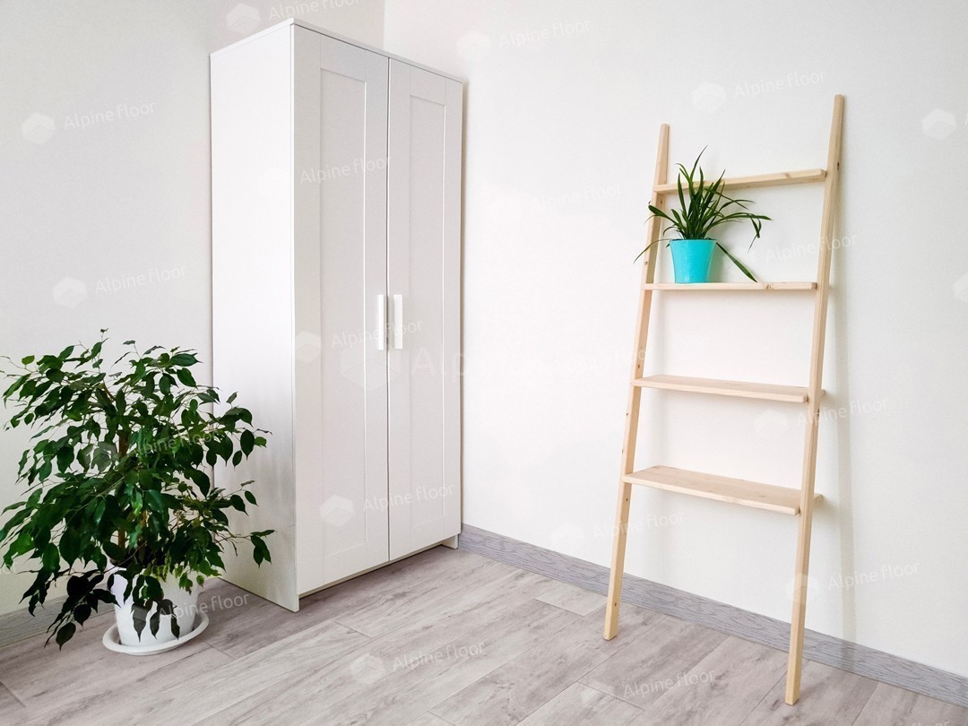 Плинтус Alpine Floor Rico Concept 80 Ясень арктик RC80010 2200×80×20 фото в интерьере