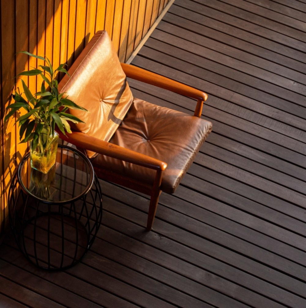 Масло для дерева TimberCare Wood Stain цвет Темный шоколад 350089 шелковисто-матовое 0,2 л фото в интерьере