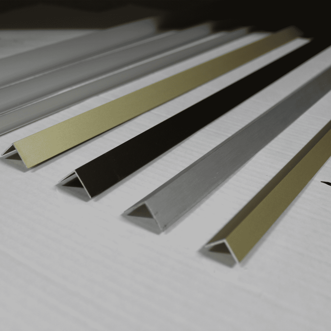 Угол защитный алюминиевый Modern Decor черный матовый 3000×15×15