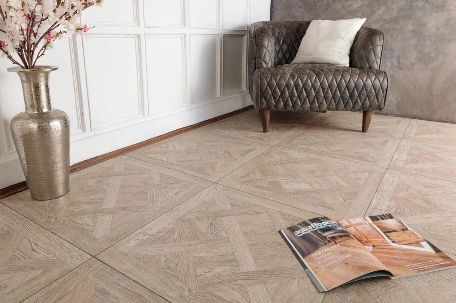 Кварцвиниловый SPC ламинат Aquafloor Versailles AF7003VS 600×600×7 фото в интерьере