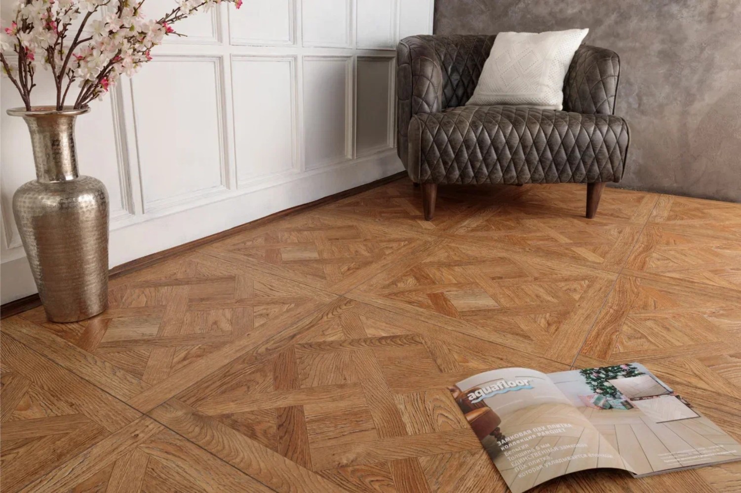 Кварцвиниловый SPC ламинат Aquafloor Versailles AF7004VS 600×600×7 фото в интерьере