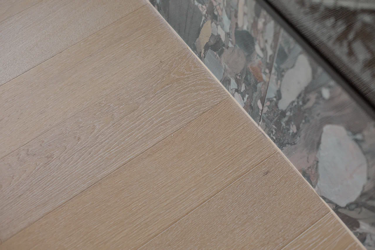 Композитная паркетная доска Quartz Parquet Классик Дуб Хельсинки 1258-58 400-1220×152×5 фото в интерьере