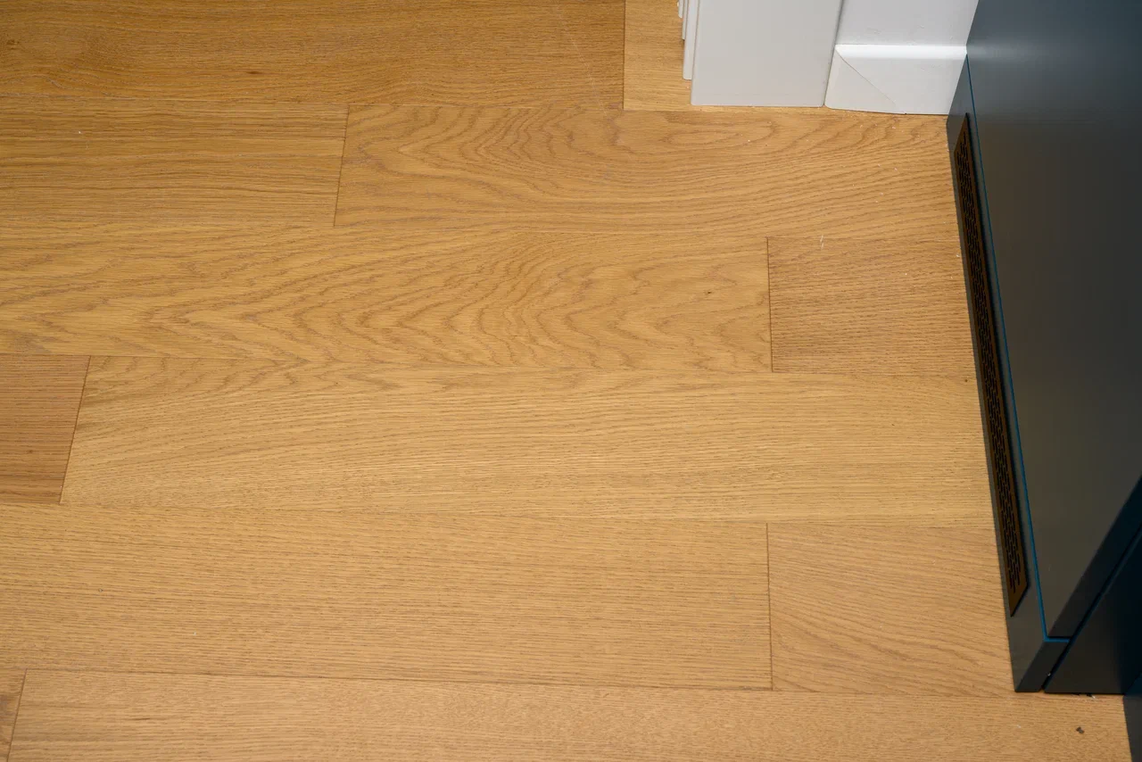 Композитная паркетная доска Quartz Parquet Классик Дуб медовый раф 463 400-1220×152×5 фото в интерьере