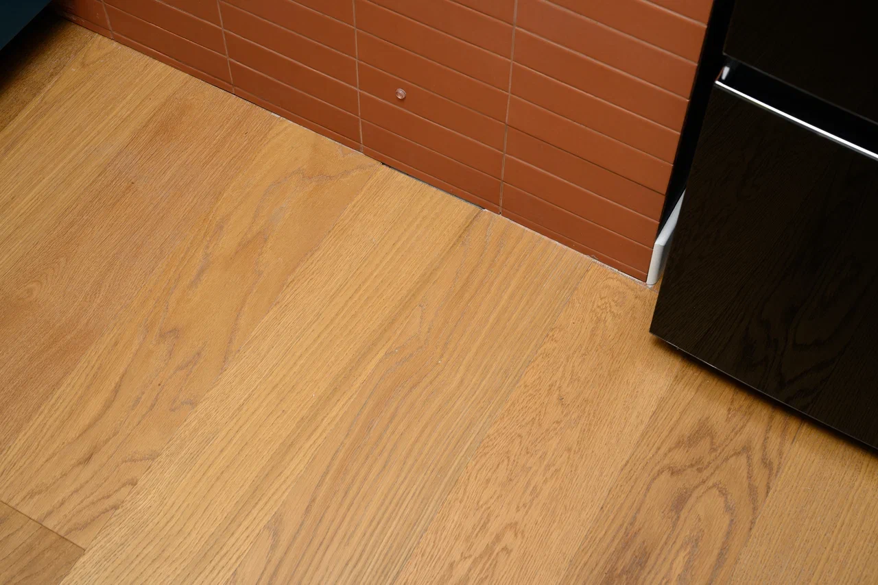 Композитная паркетная доска Quartz Parquet Классик Дуб медовый раф 463 400-1220×152×5 фото в интерьере