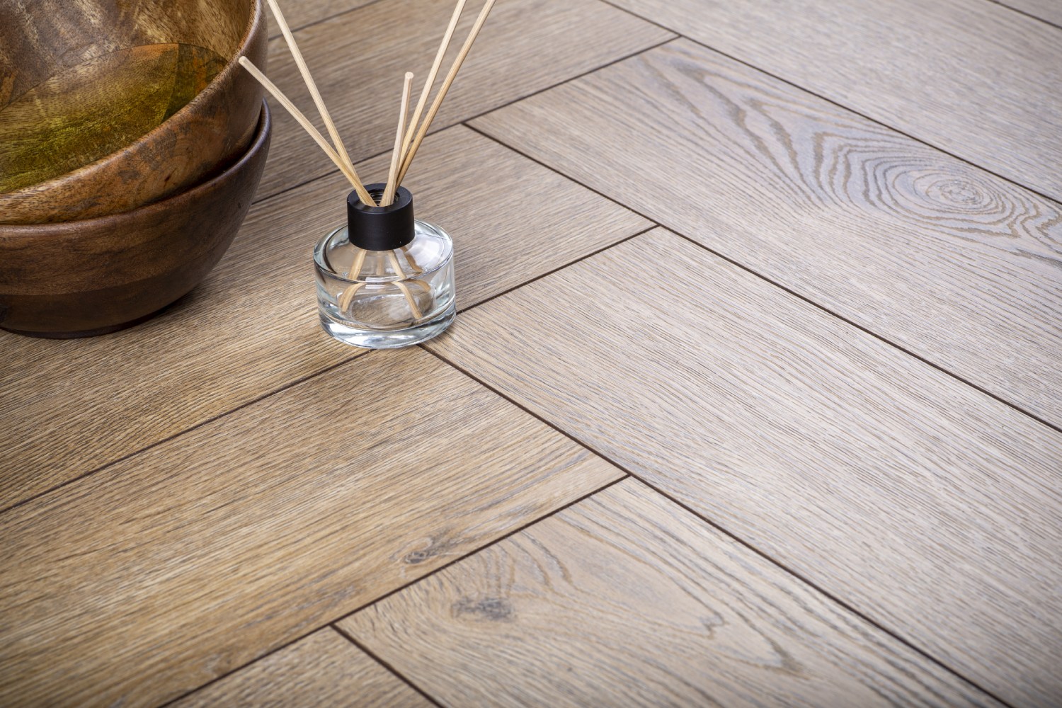 Ламинат Homflor Herringbone 12 BR Praline/Cajun Oak 535 венгерская елка 644×143×12 фото в интерьере