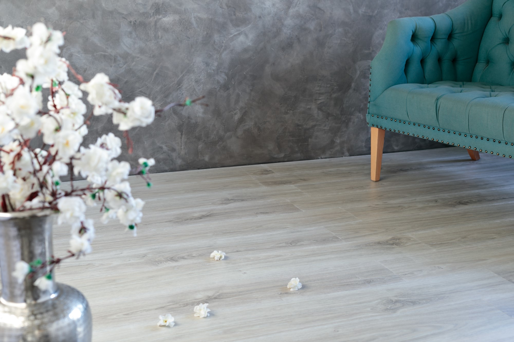 Кварцвиниловый SPC ламинат Aquafloor Quartz AF3505QV 1220×180×3,5 фото в интерьере