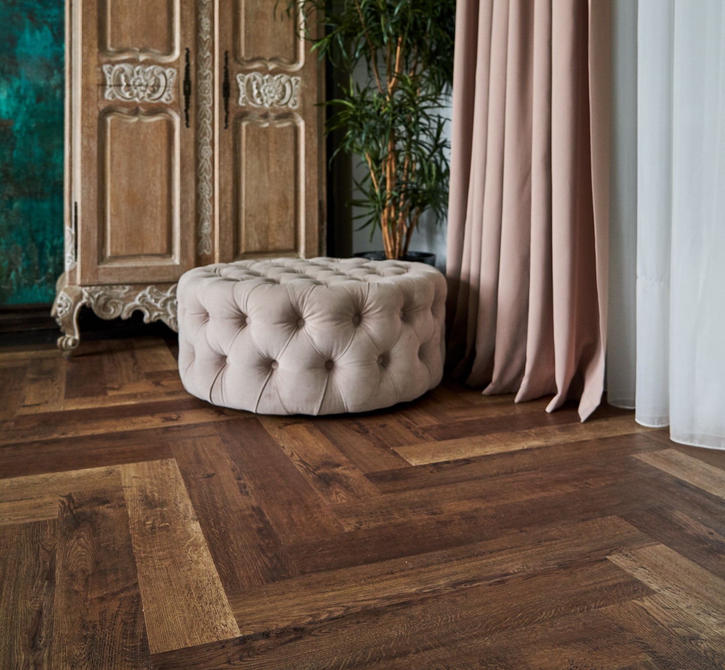 Кварцвиниловая плитка Vinilam клеевая Parquet Herringbone Glue Паркет Версальский GD11177 венгерская елка 762×152,4×2,5 фото в интерьере