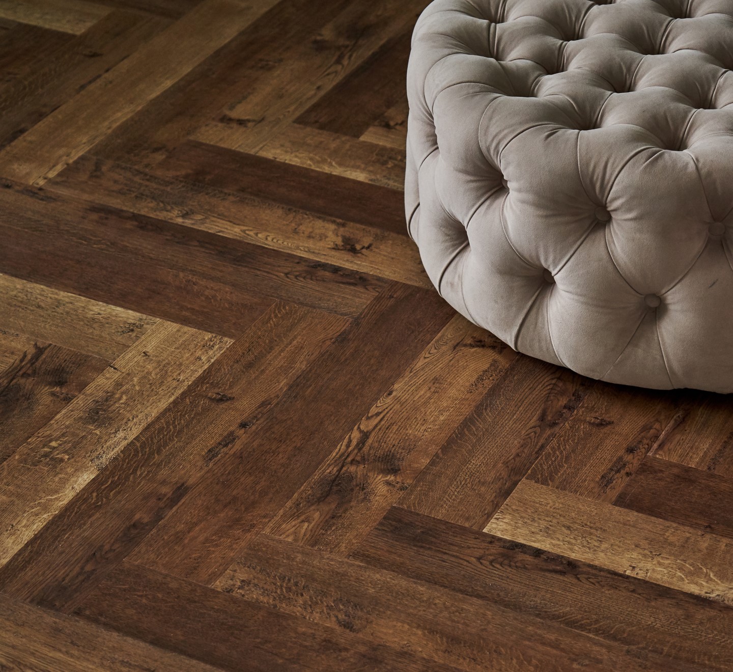 Кварцвиниловая плитка Vinilam клеевая Parquet Herringbone Glue Паркет Версальский GD11177 венгерская елка 762×152,4×2,5 фото в интерьере
