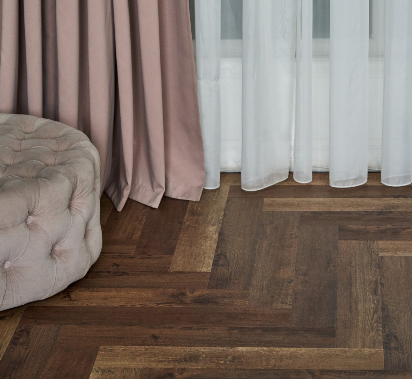 Кварцвиниловая плитка Vinilam клеевая Parquet Herringbone Glue Паркет Версальский GD11177 венгерская елка 762×152,4×2,5 фото в интерьере