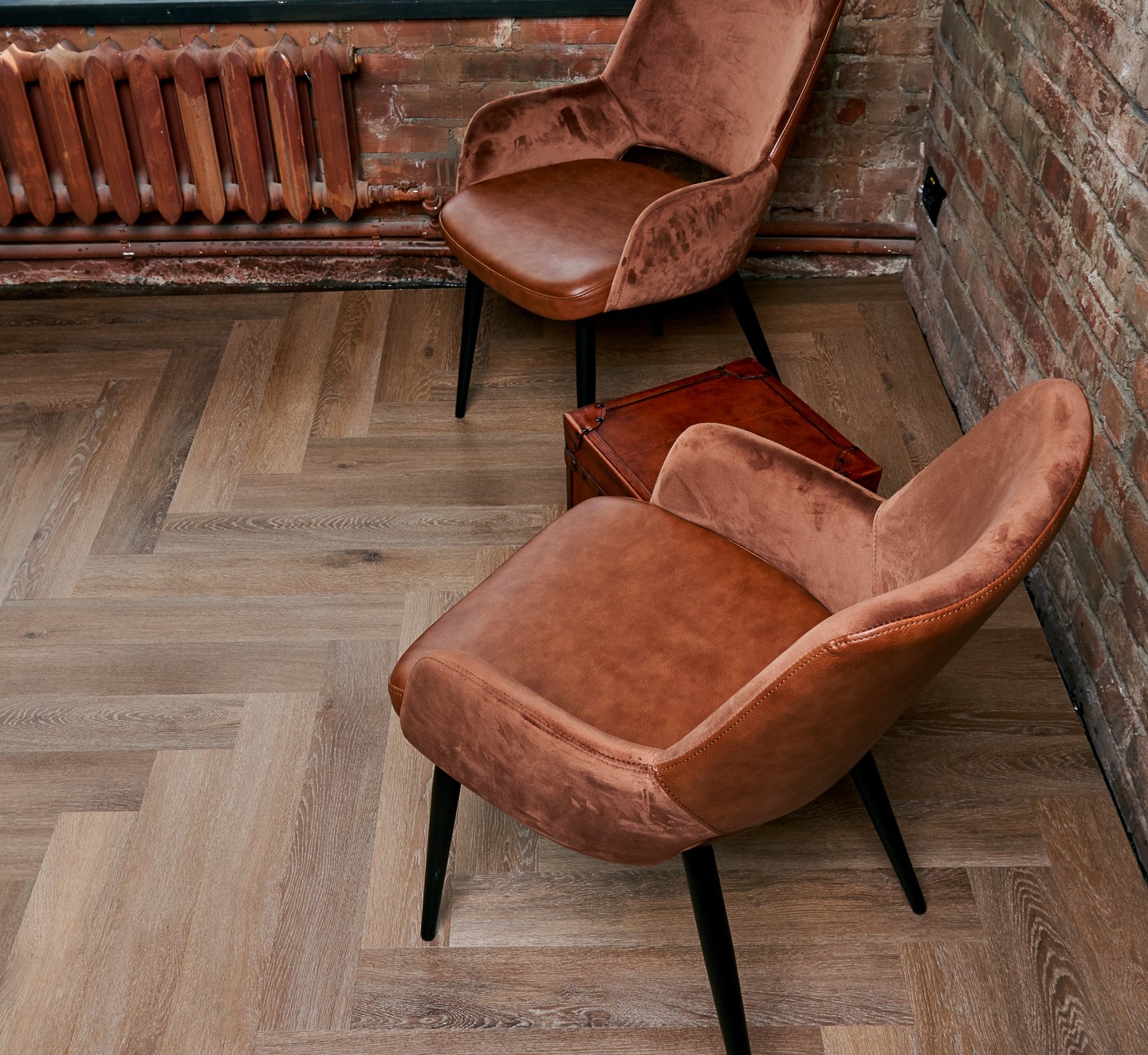 Кварцвиниловая плитка Vinilam клеевая Parquet Herringbone Glue Паркет Венецианский GD11199 венгерская елка 762×152,4×2,5 фото в интерьере