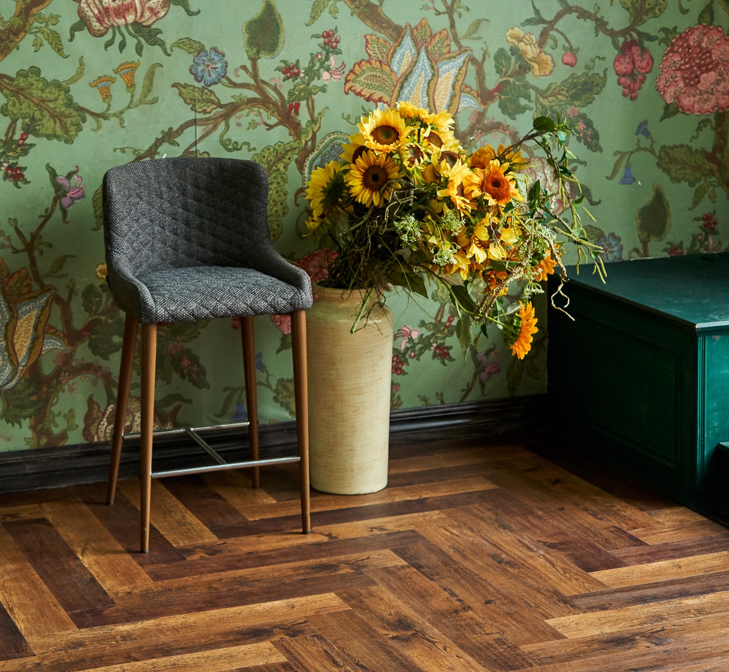 Кварцвиниловая плитка Vinilam клеевая Parquet Herringbone Glue Паркет Парижский GD11155 венгерская елка 762×152,4×2,5 фото в интерьере