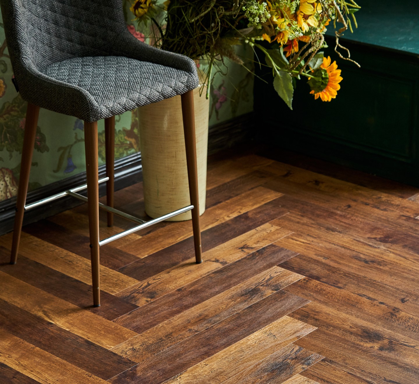 Кварцвиниловая плитка Vinilam клеевая Parquet Herringbone Glue Паркет Парижский GD11155 венгерская елка 762×152,4×2,5 фото в интерьере