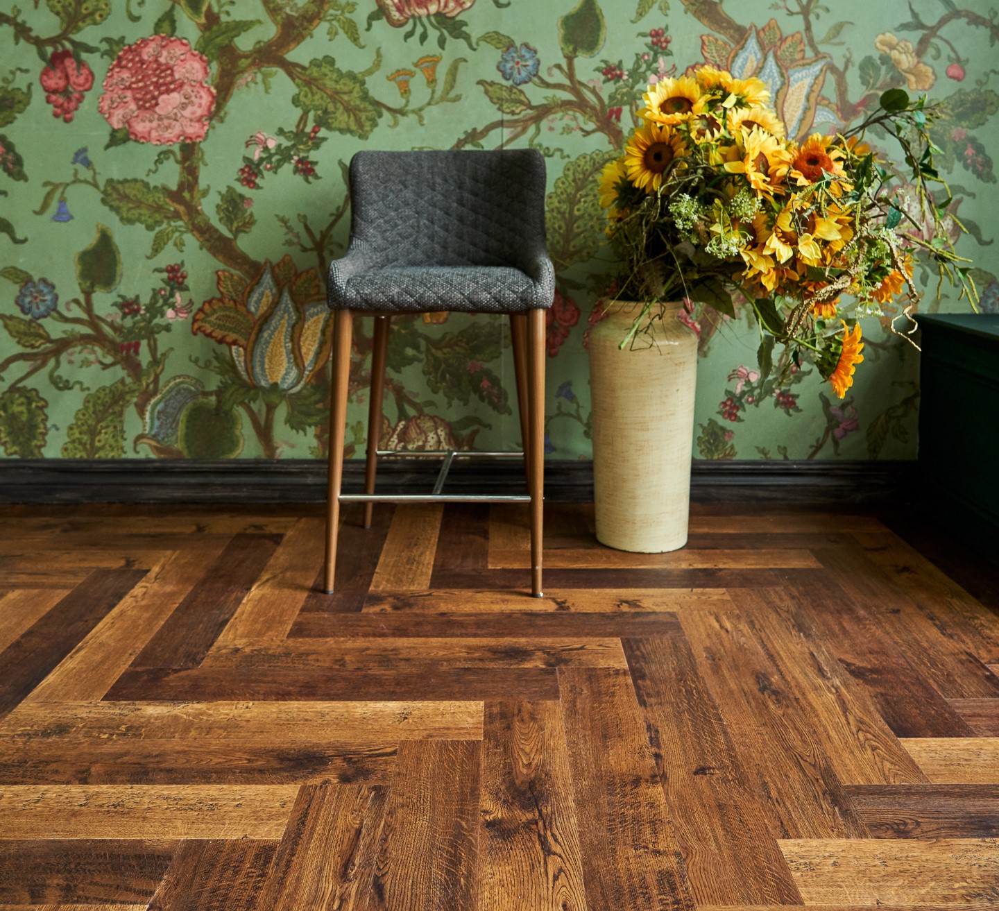 Кварцвиниловая плитка Vinilam клеевая Parquet Herringbone Glue Паркет Парижский GD11155 венгерская елка 762×152,4×2,5 фото в интерьере