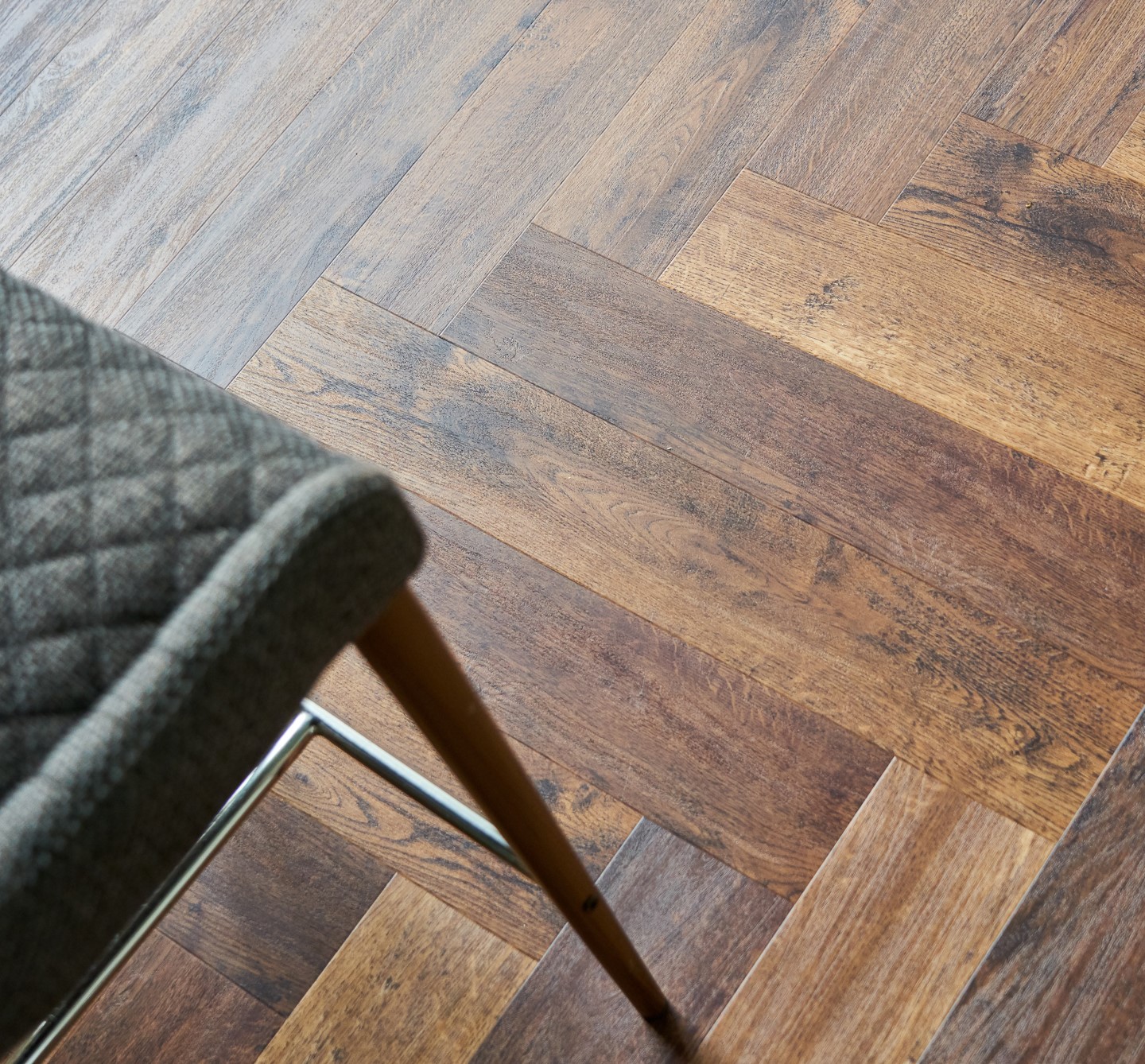 Кварцвиниловая плитка Vinilam клеевая Parquet Herringbone Glue Паркет Парижский GD11155 венгерская елка 762×152,4×2,5 фото в интерьере