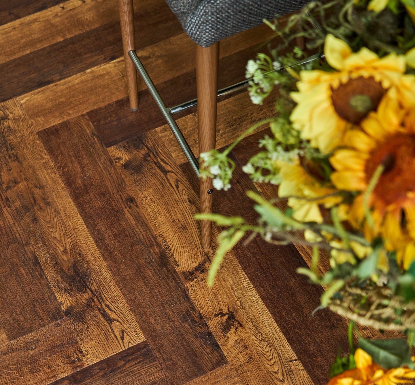 Кварцвиниловая плитка Vinilam клеевая Parquet Herringbone Glue Паркет Парижский GD11155 венгерская елка 762×152,4×2,5 фото в интерьере