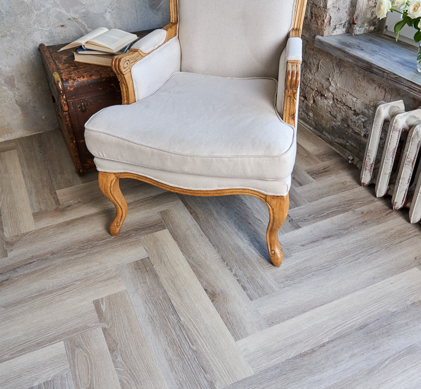 Кварцвиниловая плитка Vinilam клеевая Parquet Herringbone Glue Паркет Эрмитаж GD11122 венгерская елка 762×152,4×2,5 фото в интерьере