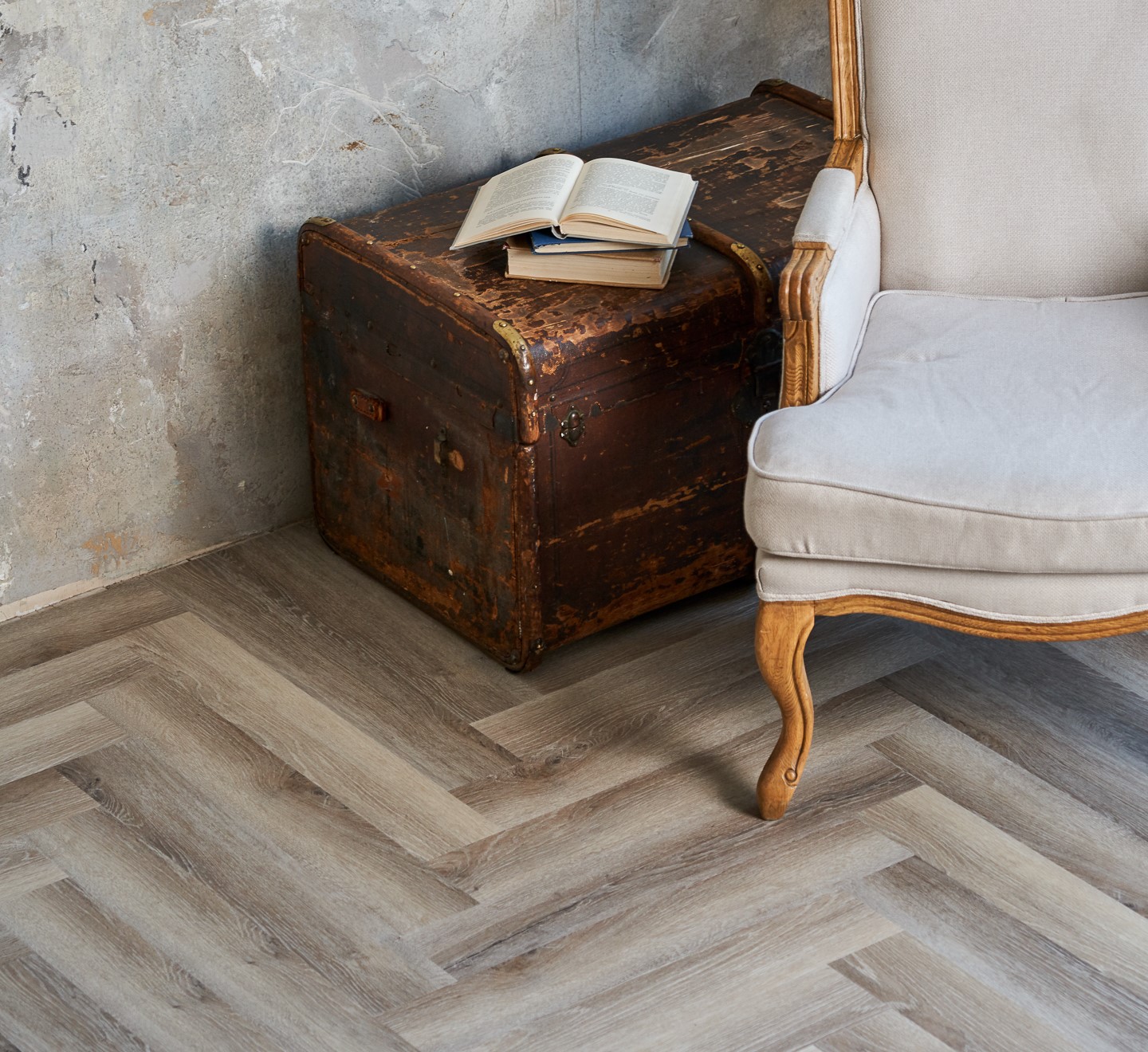Кварцвиниловая плитка Vinilam клеевая Parquet Herringbone Glue Паркет Эрмитаж GD11122 венгерская елка 762×152,4×2,5 фото в интерьере
