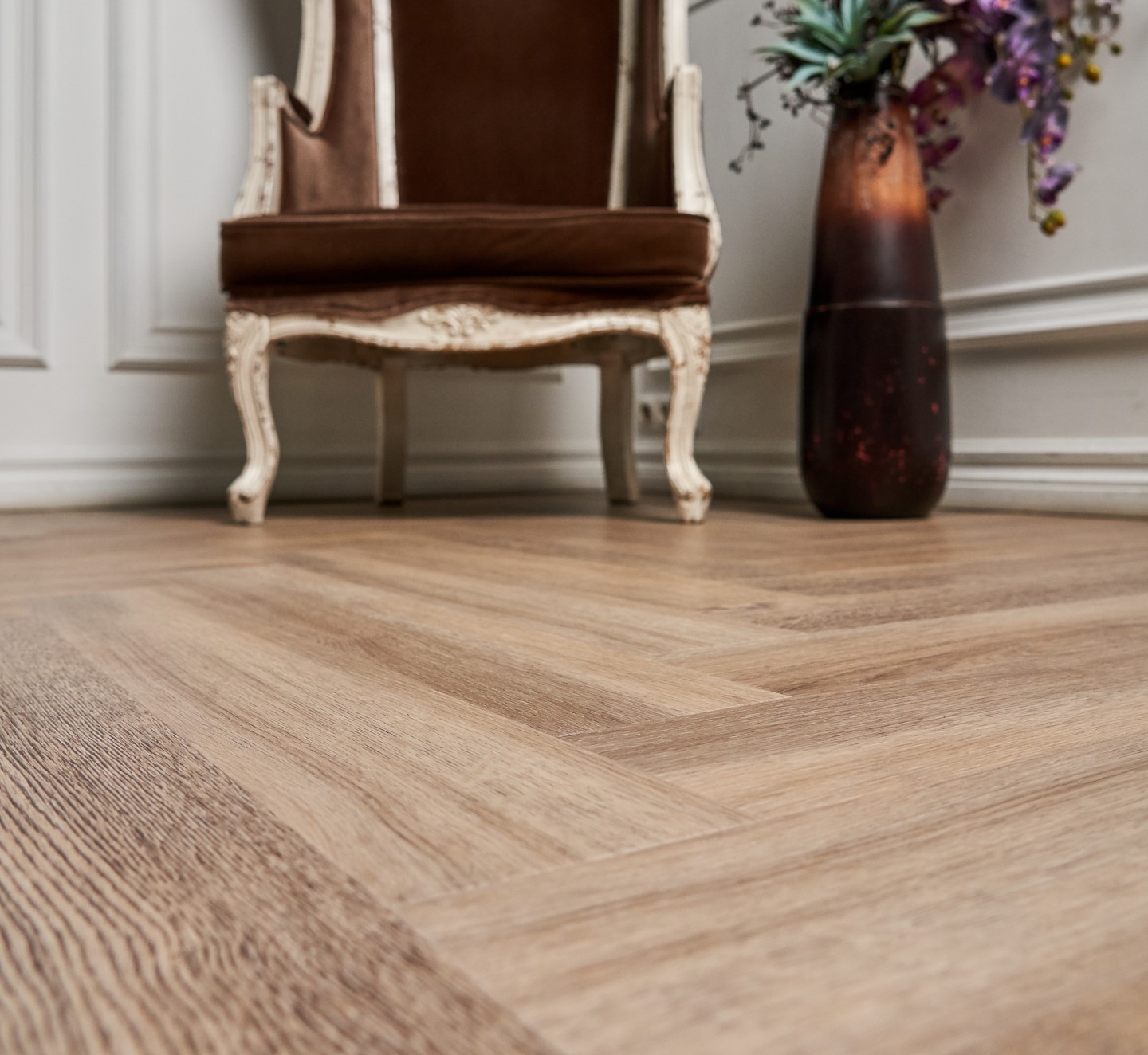 Кварцвиниловая плитка Vinilam клеевая Parquet Herringbone Glue Паркет Северный GD11133 венгерская елка 762×152,4×2,5 фото в интерьере