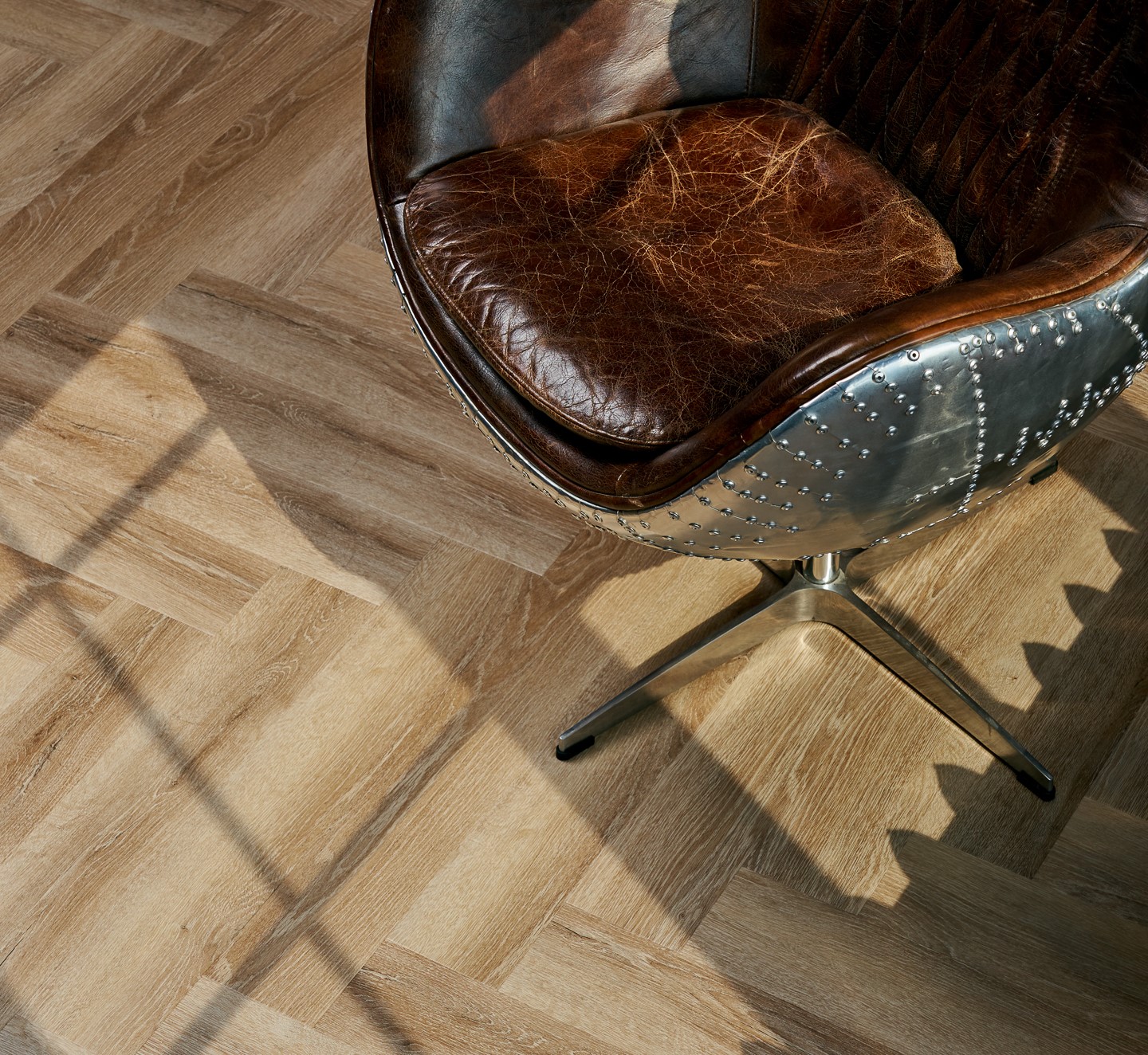 Кварцвиниловая плитка Vinilam клеевая Parquet Herringbone Glue Паркет Классический GD11166 венгерская елка 762×152,4×2,5 фото в интерьере