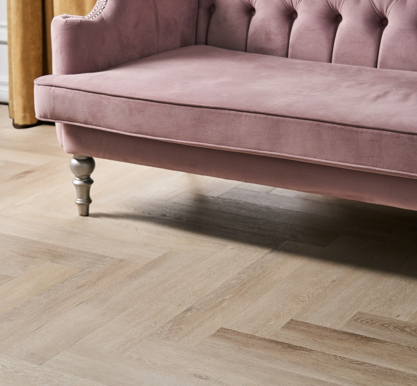 Кварцвиниловая плитка Vinilam клеевая Parquet Herringbone Glue Паркет Скандинавский GD11188 венгерская елка 762×152,4×2,5 фото в интерьере