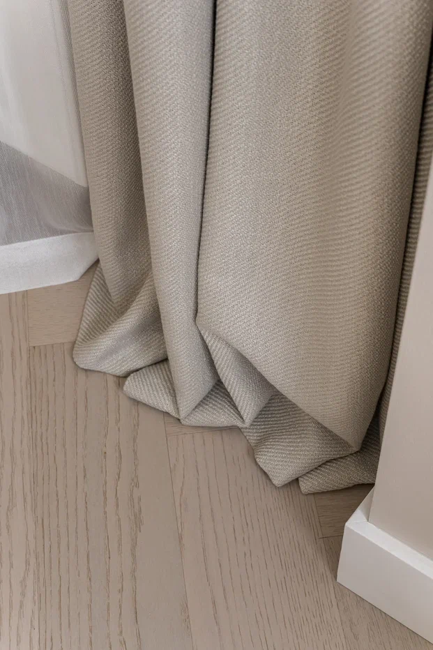 Композитная паркетная доска Quartz Parquet Штучный паркет Дуб Песочный 44-408 венгерская елка 400×100×5 фото в интерьере