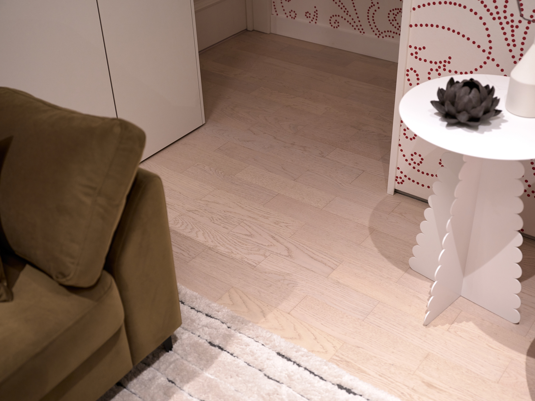 Композитная паркетная доска Quartz Parquet Штучный паркет Дуб Песочный 44-408 венгерская елка 400×100×5 фото в интерьере