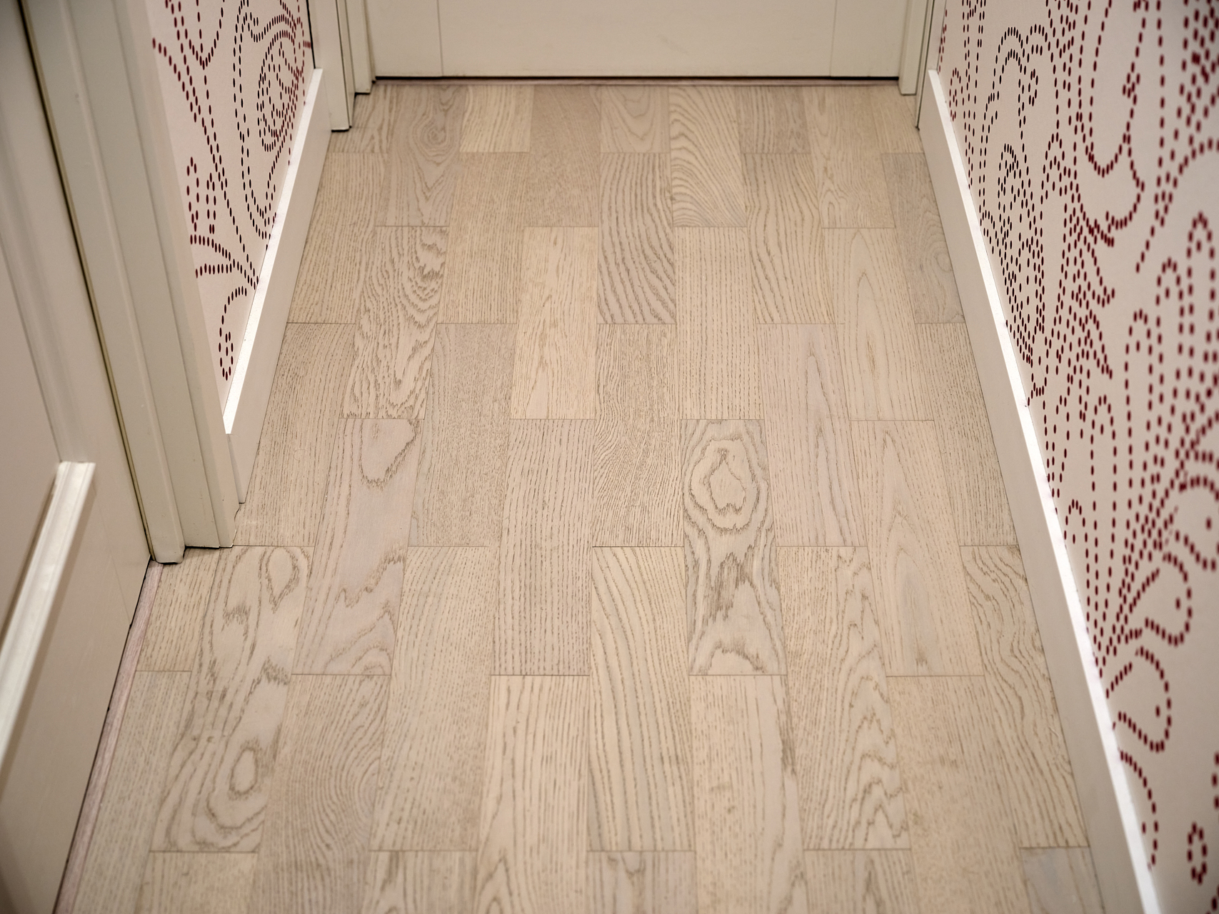 Композитная паркетная доска Quartz Parquet Штучный паркет Дуб Песочный 44-408 венгерская елка 400×100×5 фото в интерьере