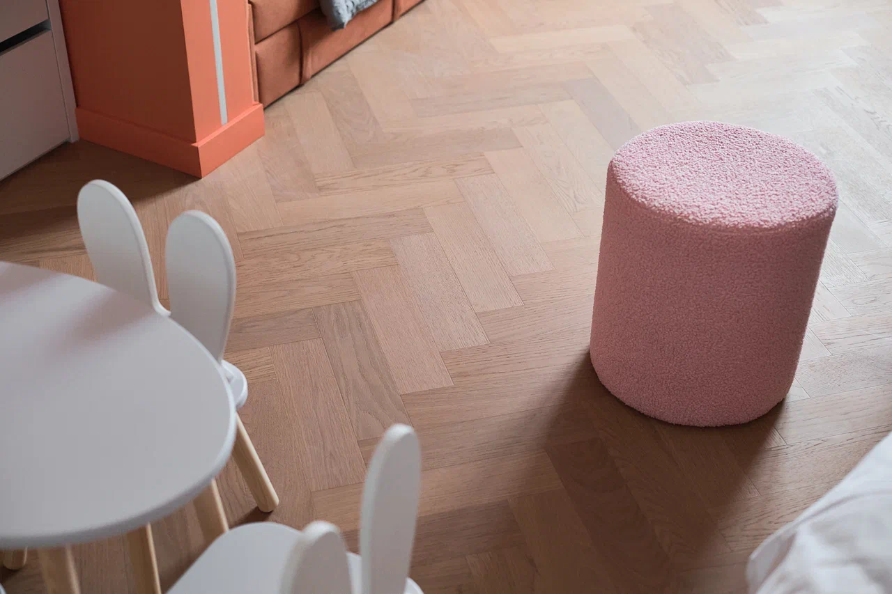 Композитная паркетная доска Quartz Parquet Штучный паркет Дуб Бисквитный 44-1258-07 венгерская елка 400×100×5 фото в интерьере