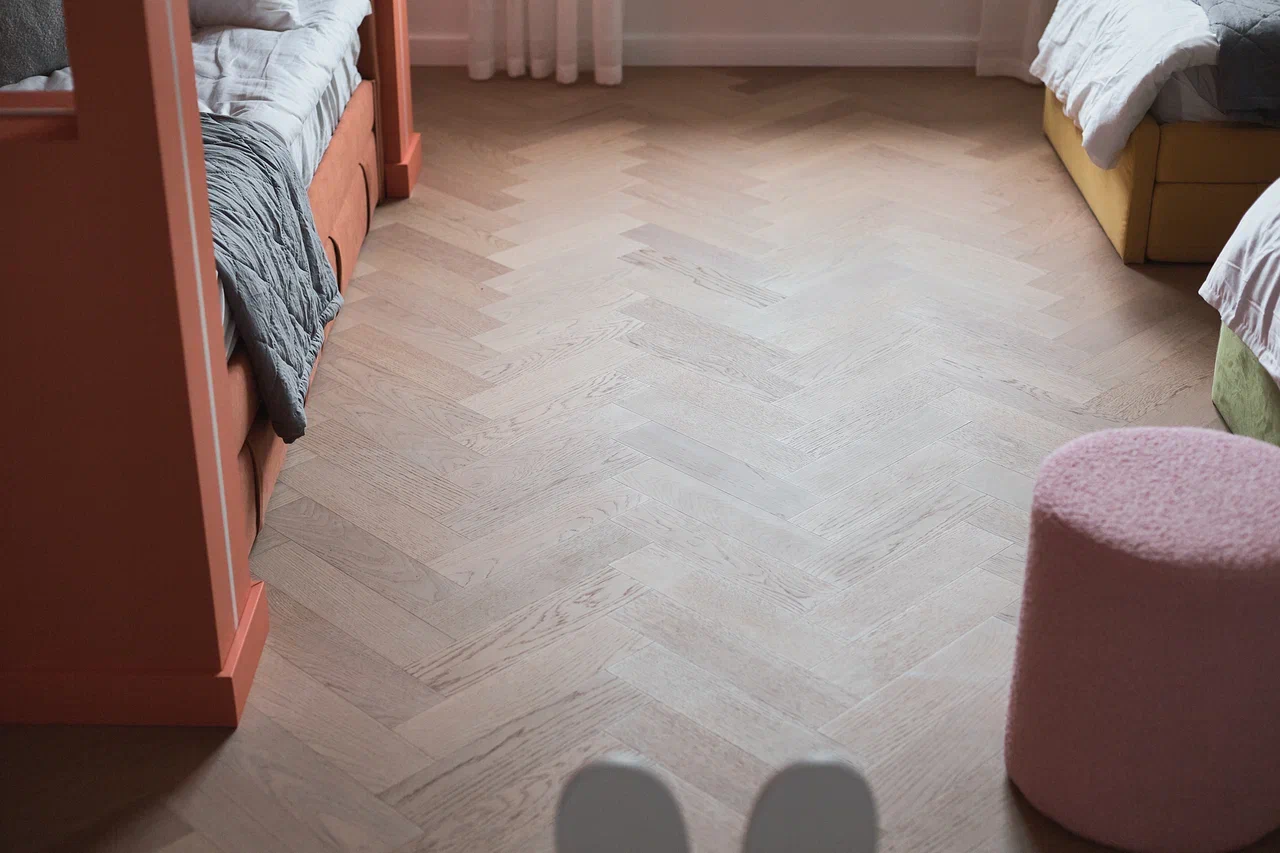 Композитная паркетная доска Quartz Parquet Штучный паркет Дуб Бисквитный 44-1258-07 венгерская елка 400×100×5 фото в интерьере