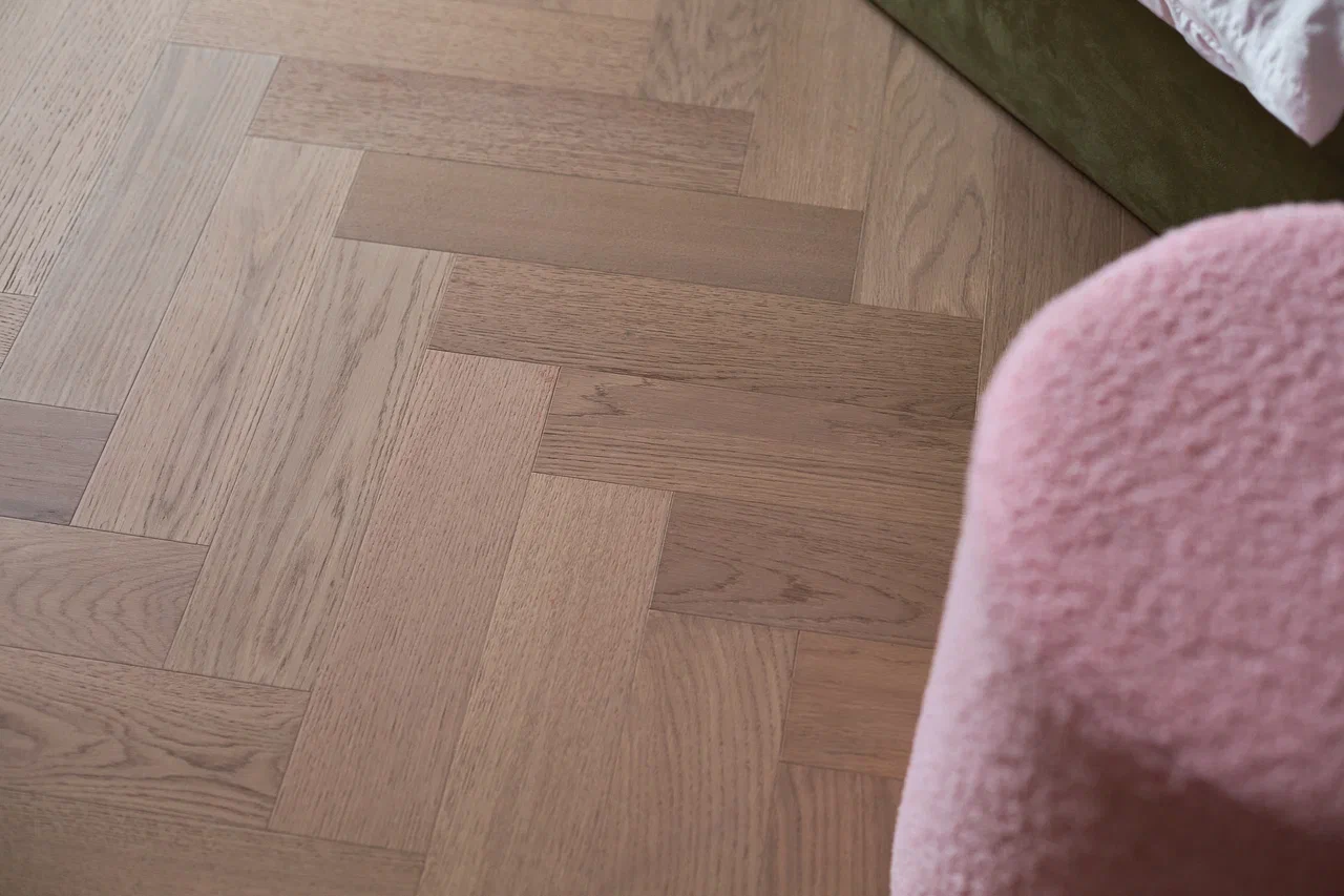 Композитная паркетная доска Quartz Parquet Штучный паркет Дуб Бисквитный 44-1258-07 венгерская елка 400×100×5 фото в интерьере