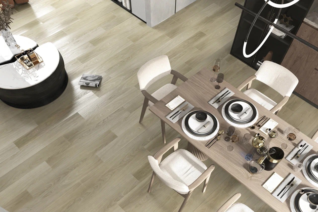 Кварцвиниловый SPC ламинат Fargo Bevel Вяз Оксфорд 50-2101-05 1524×182×6 фото в интерьере